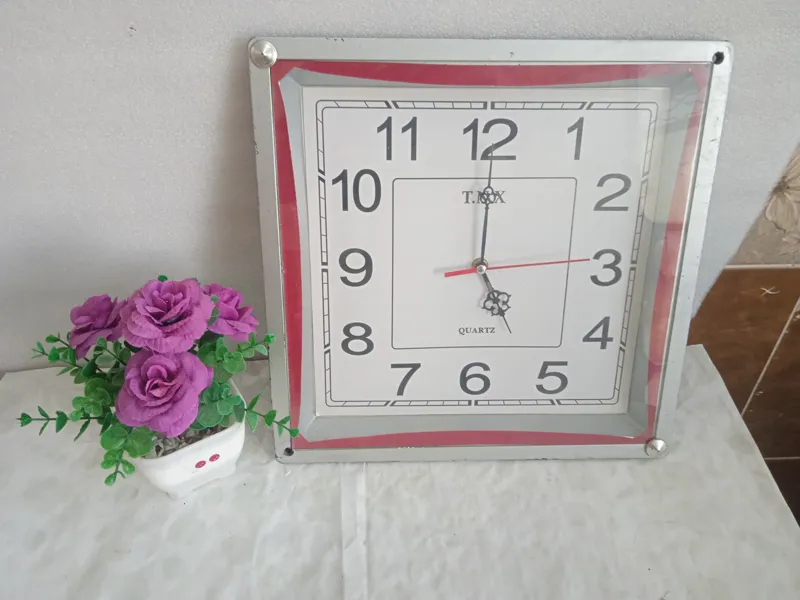 ساعت دیواری قدیمی زیبا و نوستالژیک