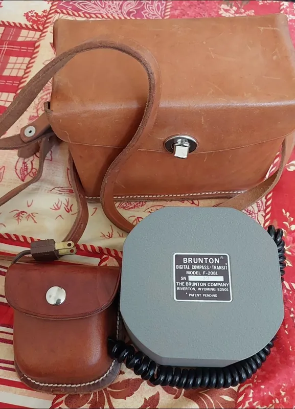 قطب نمای زمین شناسی اصل