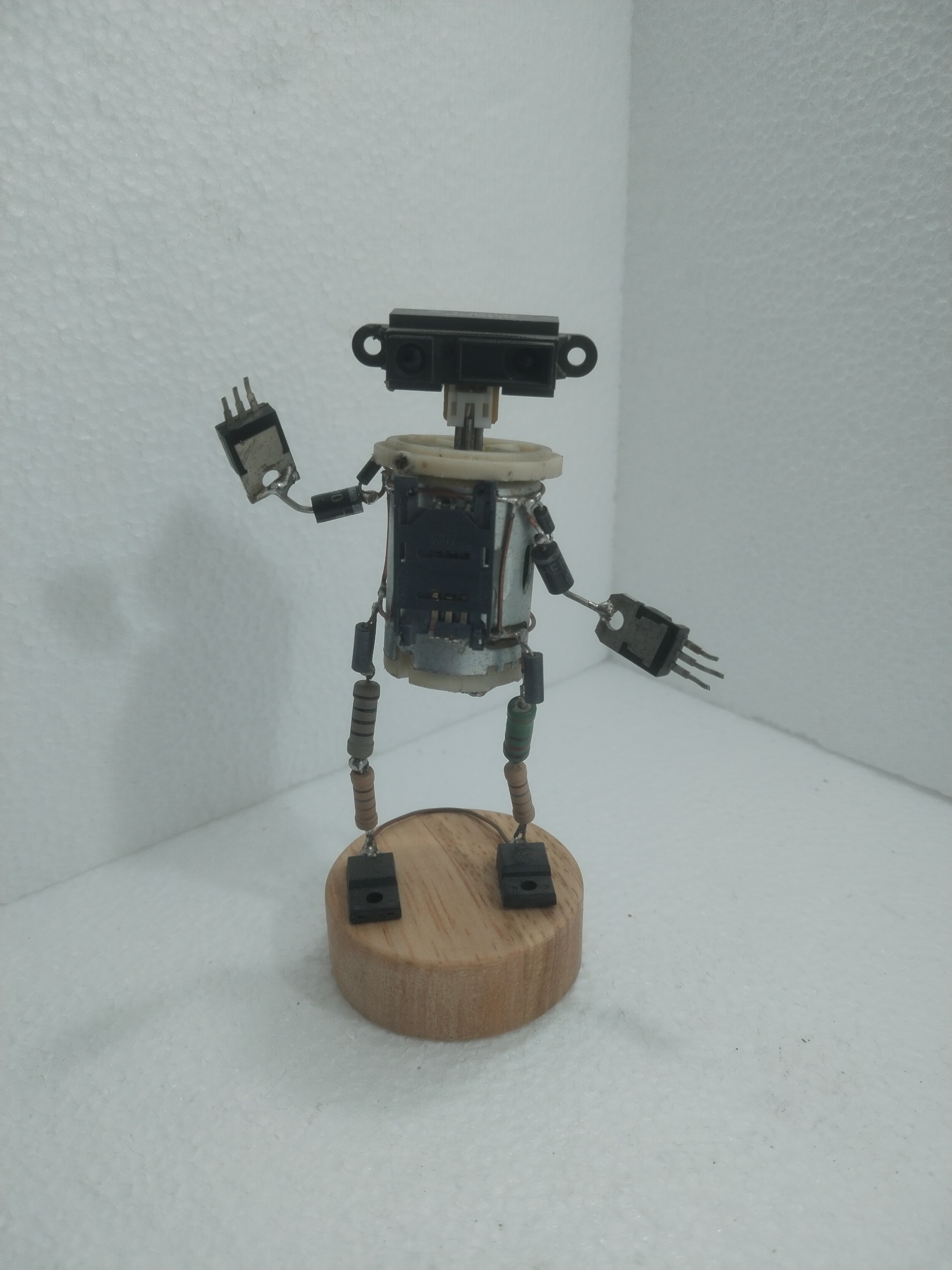 مجمسه ربات انسان نما