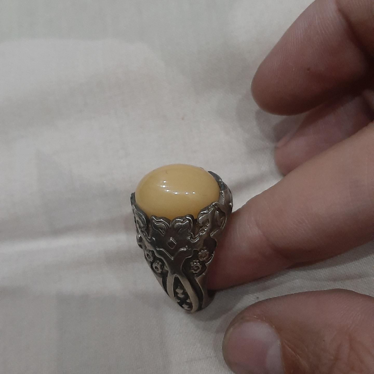 انگشتر عقیق اصل معدنی شیری و رکاب نقره