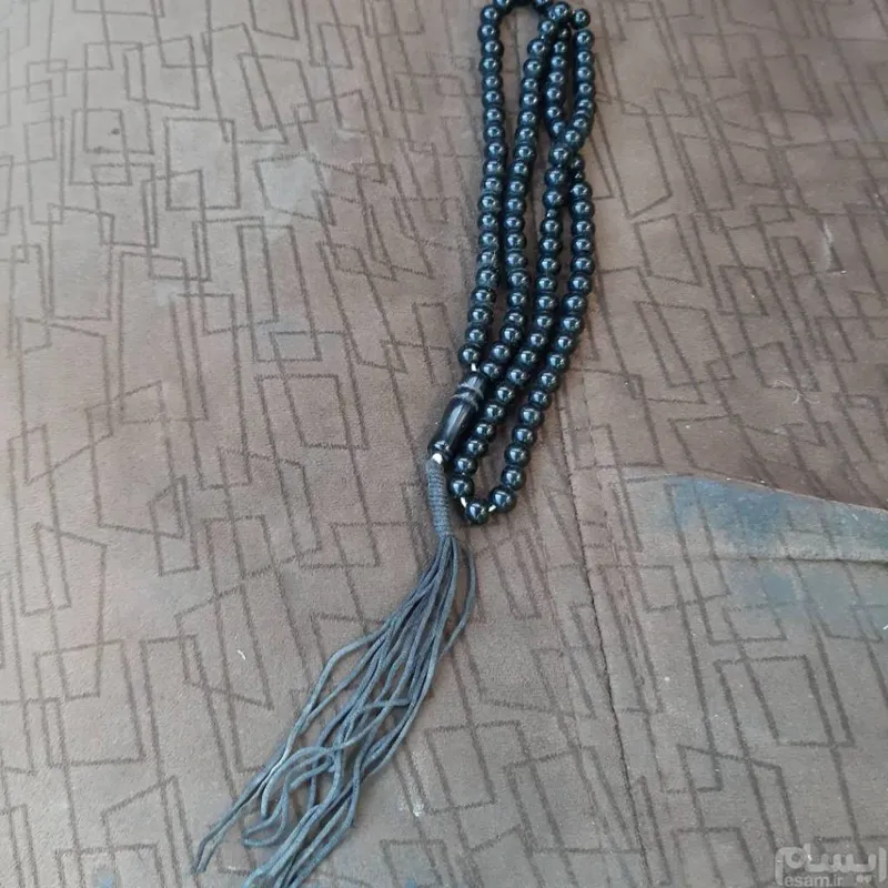 تسبیح از جنس عقیق سنگ هست مشکی