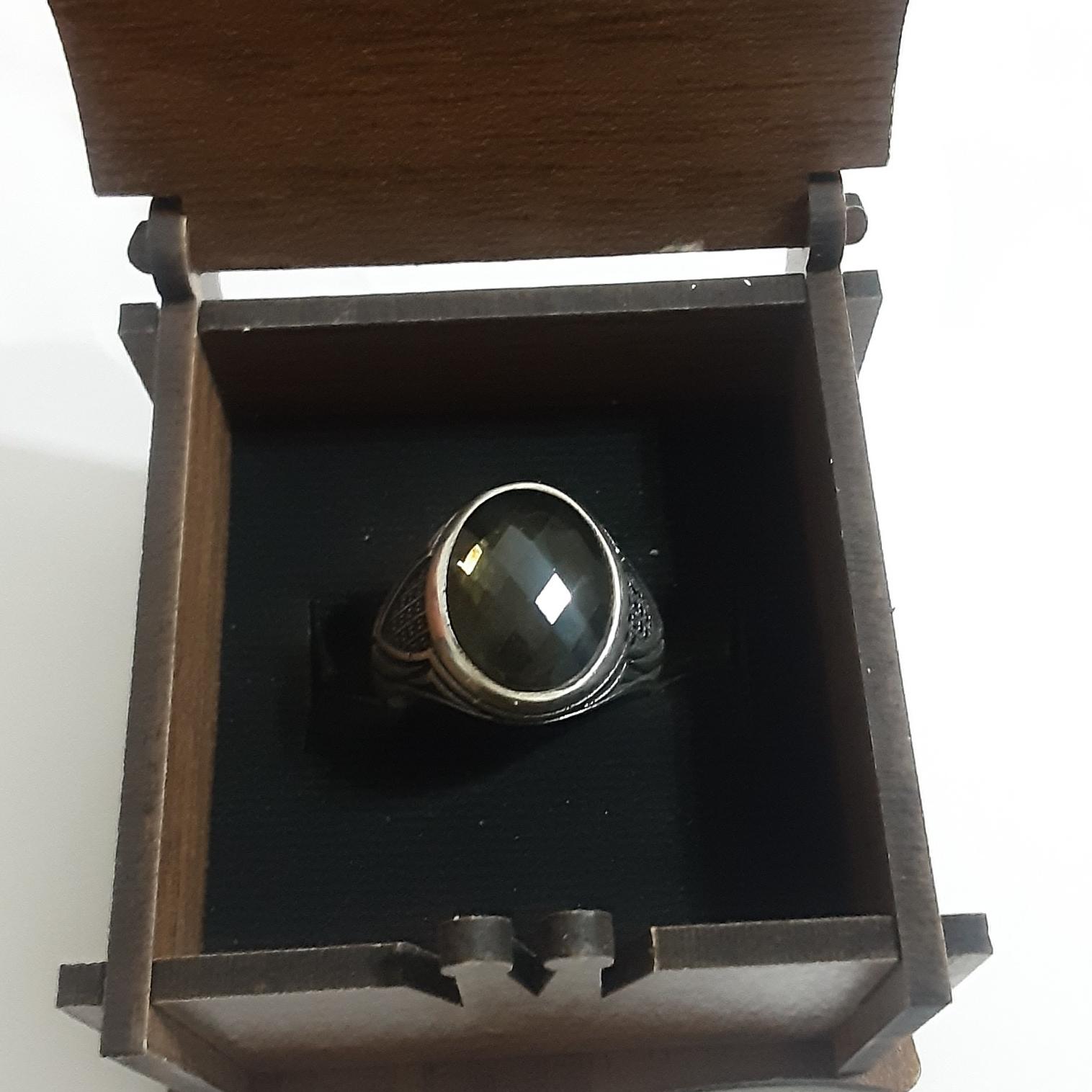 انگشتر نقره با نگین سلطانی و ریزنگین های اتمی