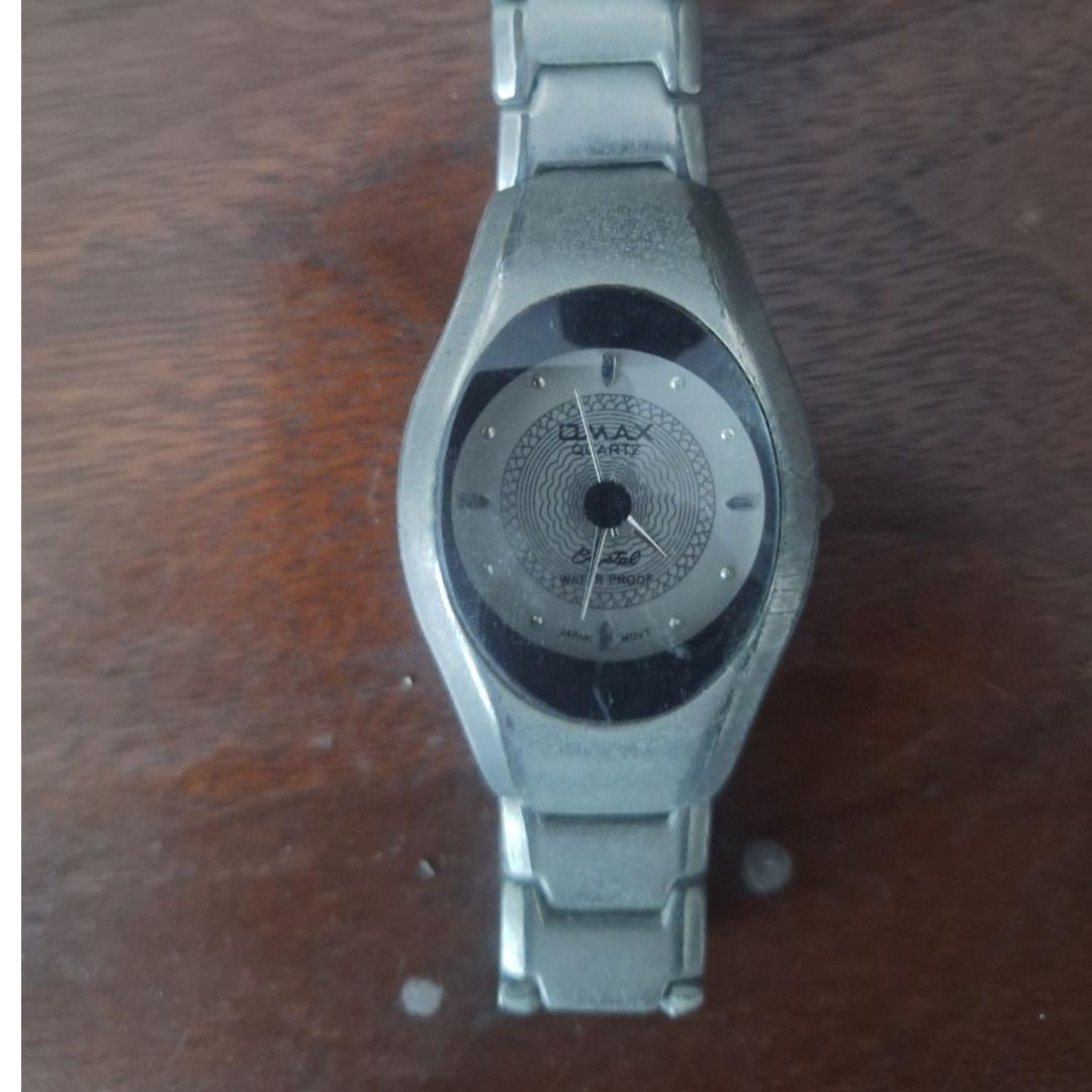 ساعت اوماکس قدیمی توضیحات دارد