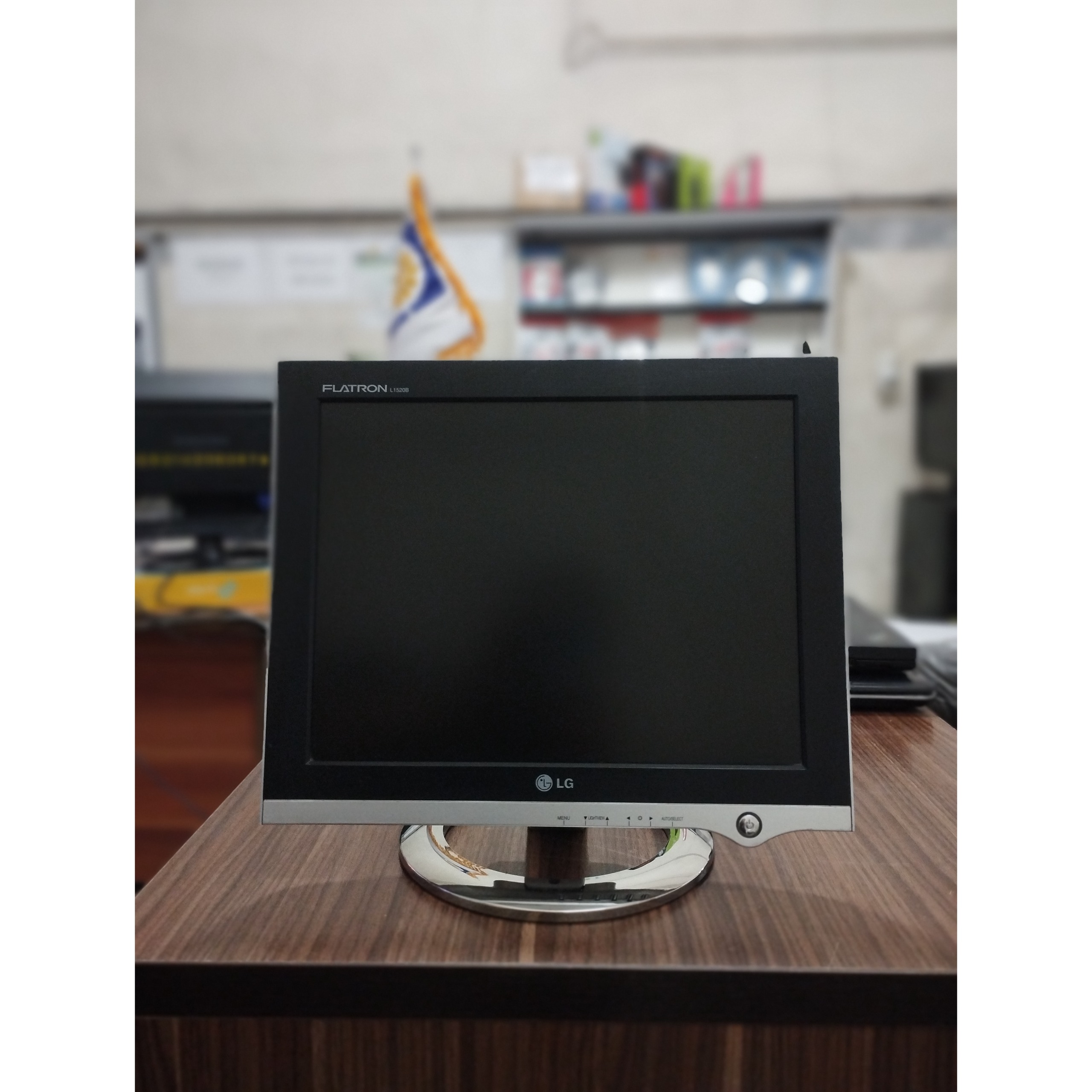 مانیتورهای LG 15 (فوقالعاده تمیز)