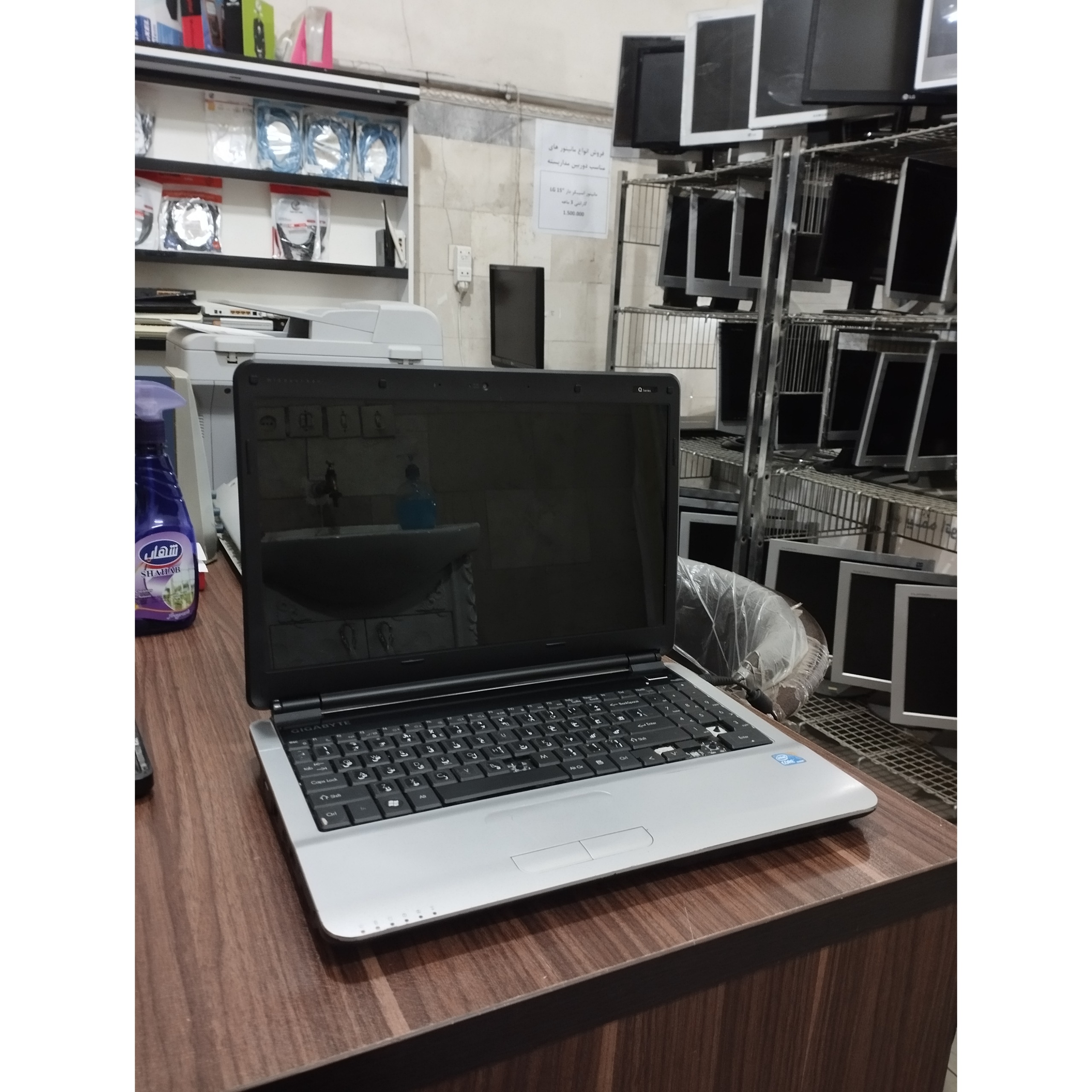 لپ تاپ i3 Gigabyte ( دارای توضیحات)