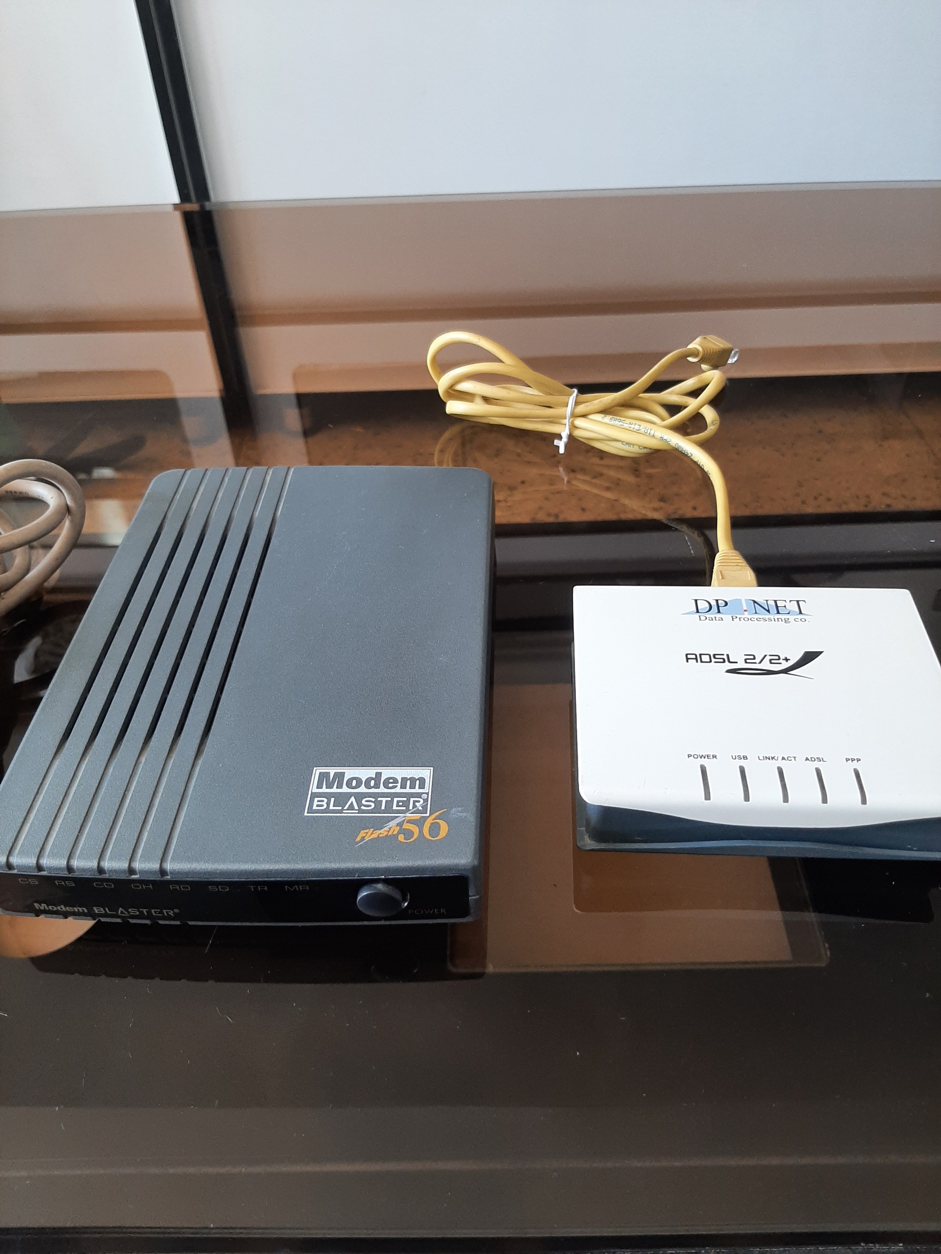 دو مودم کامپیوتری