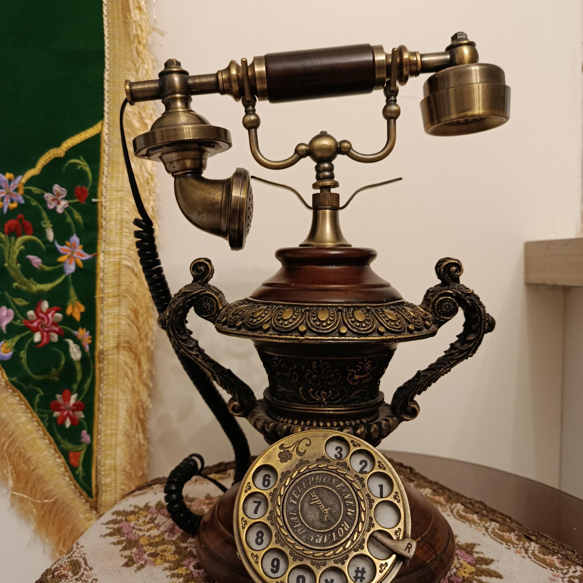 تلفن کلاسیک طرح قدیمی