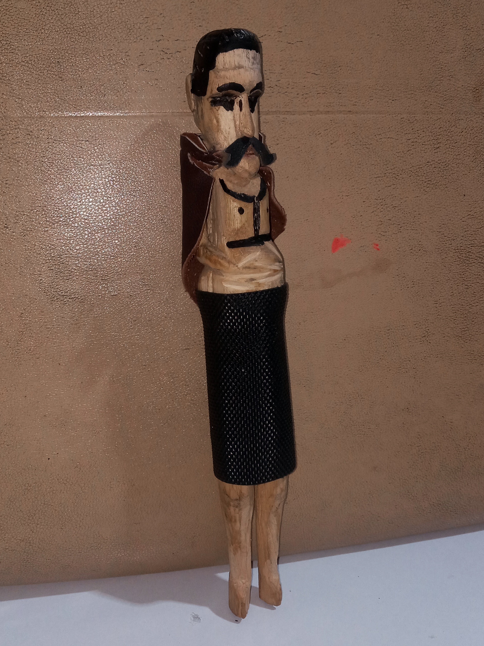 مجسمه چوبی یک تیکه ساخت هنرمند جوان نابینا