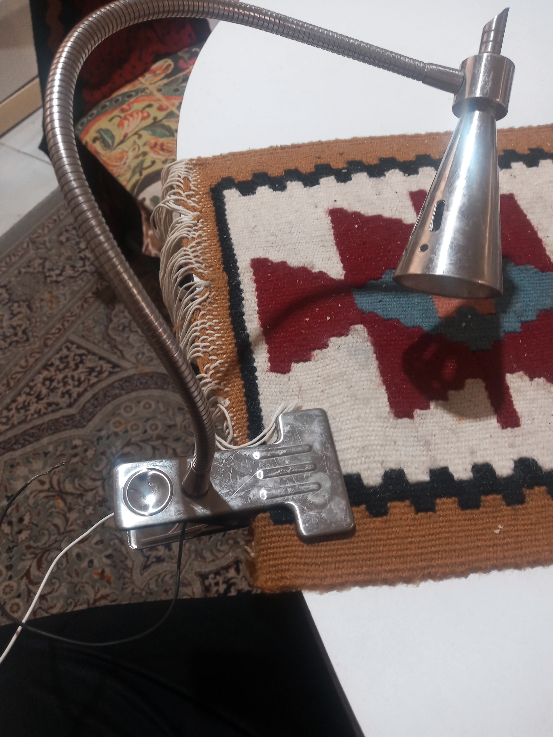 چراغ مطالعه هالوژنه کلیپسی عمری ودایمی50س قدشه