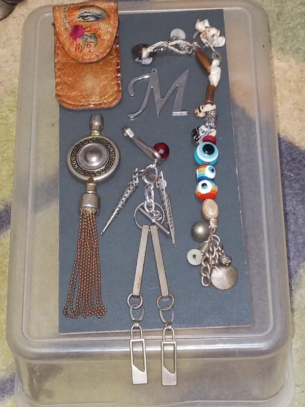 گردنبند اویزهای ایرانی وخارجی دکوری بیش از25 قطعه