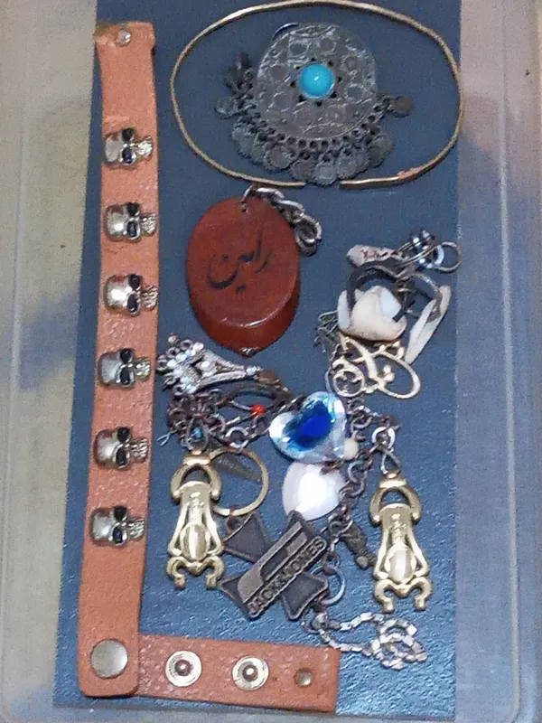 گردنبند اویزهای قدیمی بیش از 25 قطعه