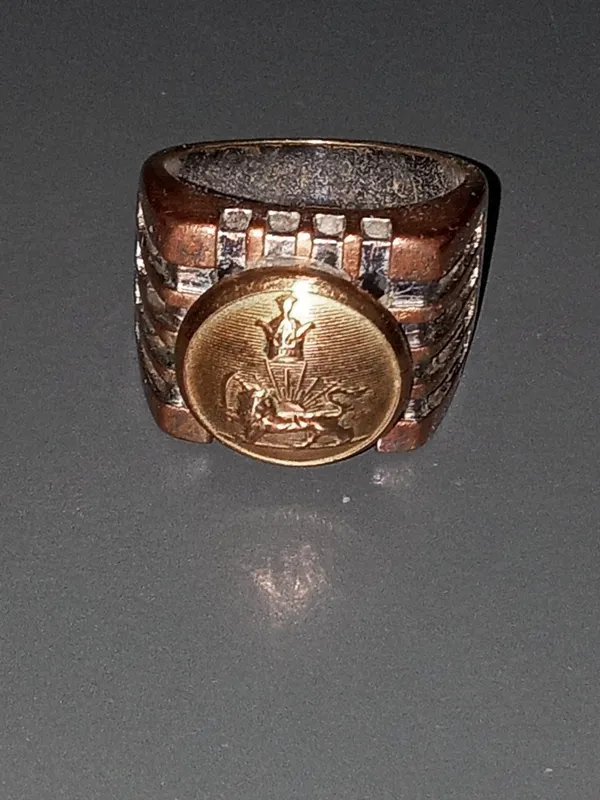 انگشتر قدیمی درشت مسی با دکمه شاهنشاهی