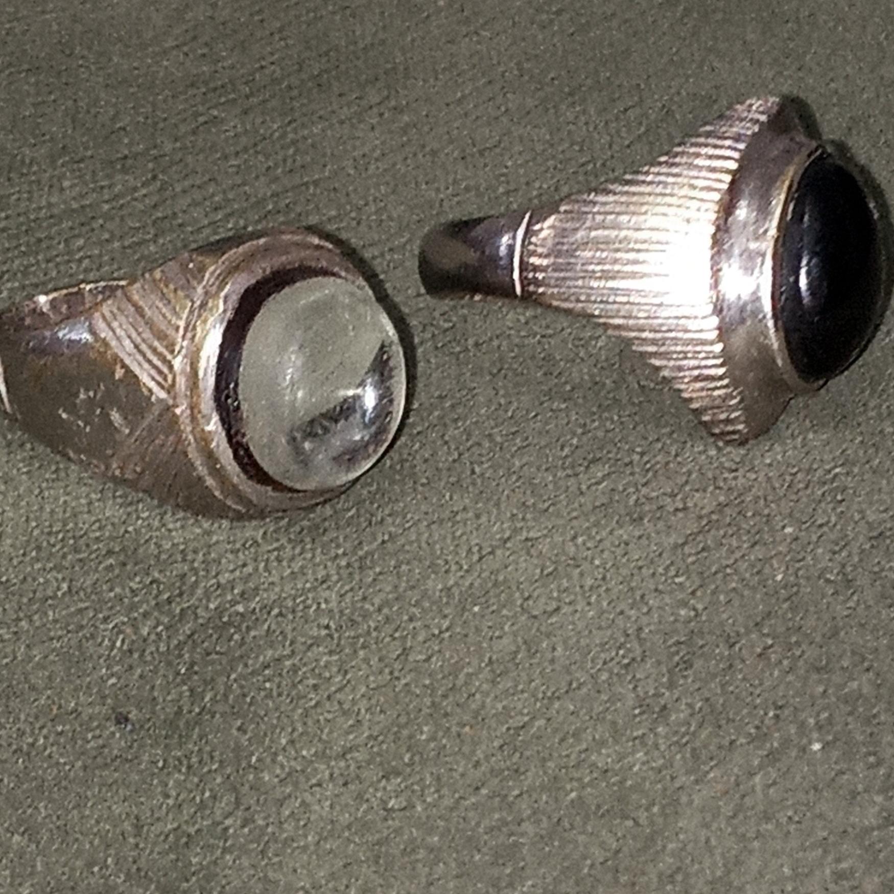 دو تا انگشتر بسیارقدیمی با نگین های معدنی وصنعتی