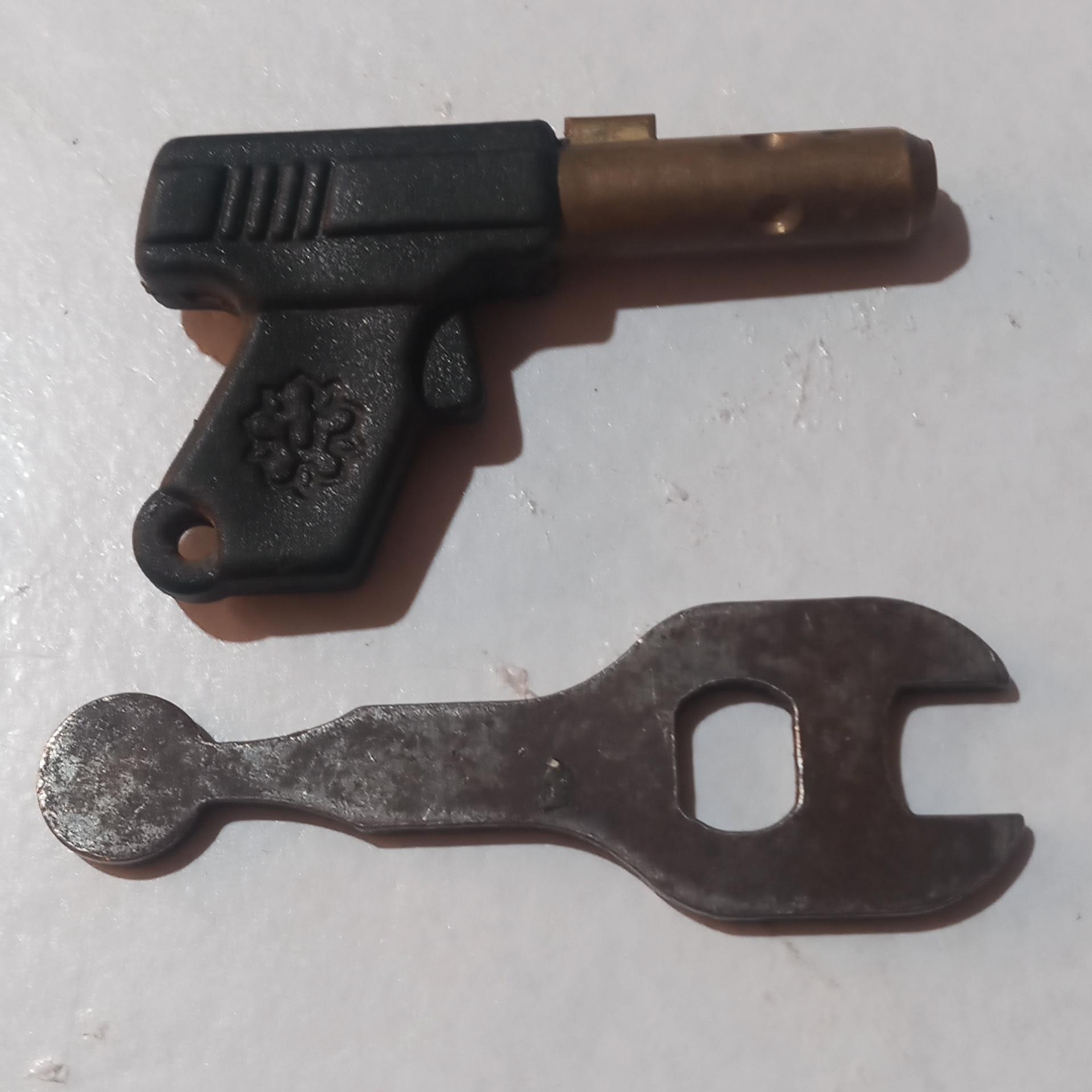 کلید و اچار بسیار قدیمی جیبی فولادی