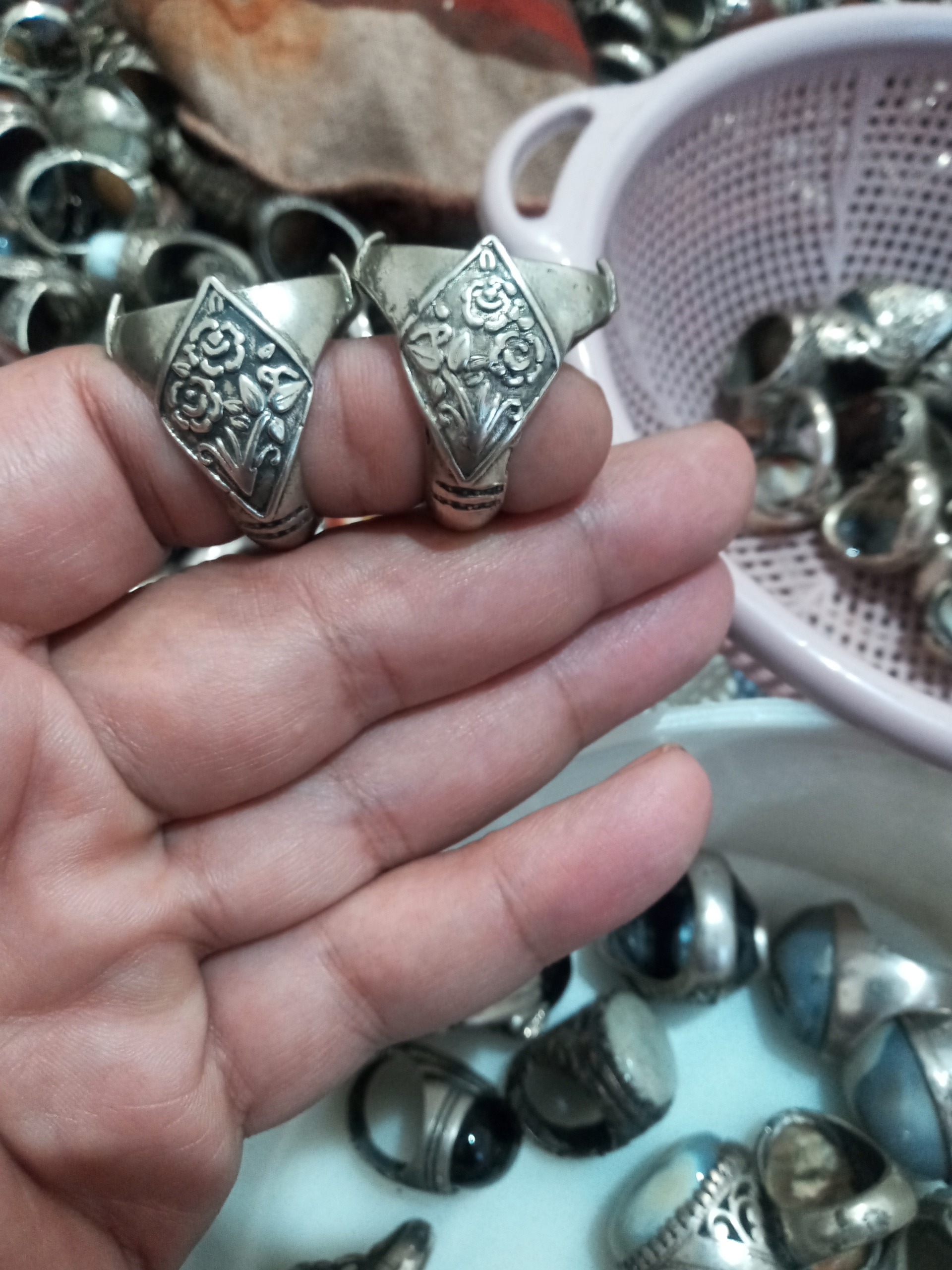 یک جفت رکاب نقره بیسوار در یک مدل