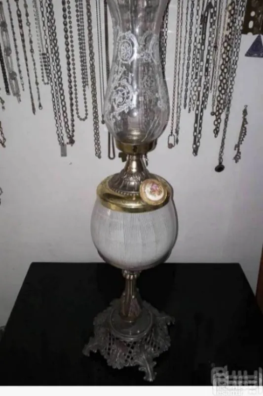 چراغ لاله دار طرح نفتی بسیارقدیمی شمعدان