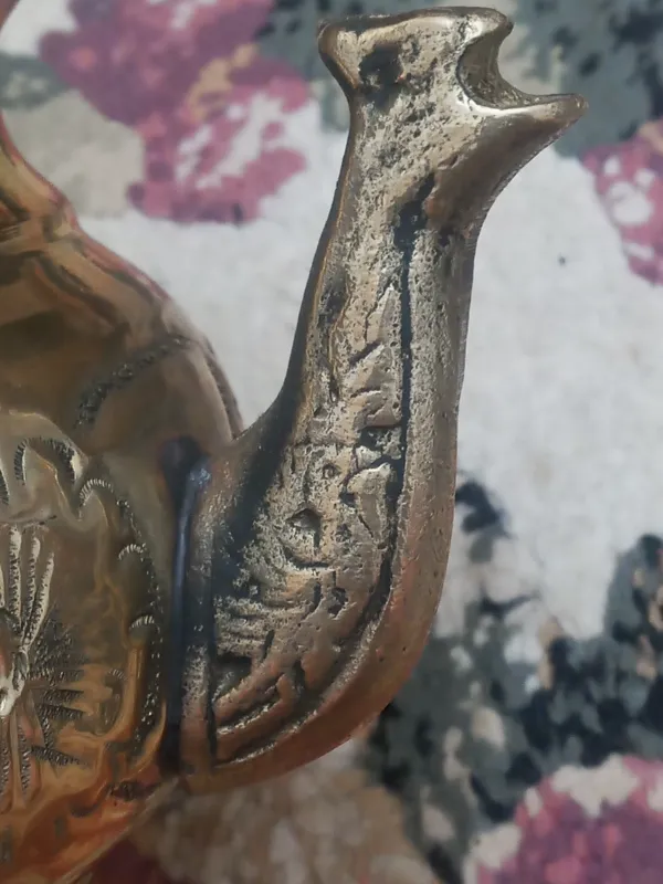 قوری برنجی نقش برجسته قدیمی قطر13وقد 15سانت