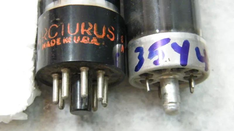 لامپ خلأ رادیوهای خیلی قدیمی