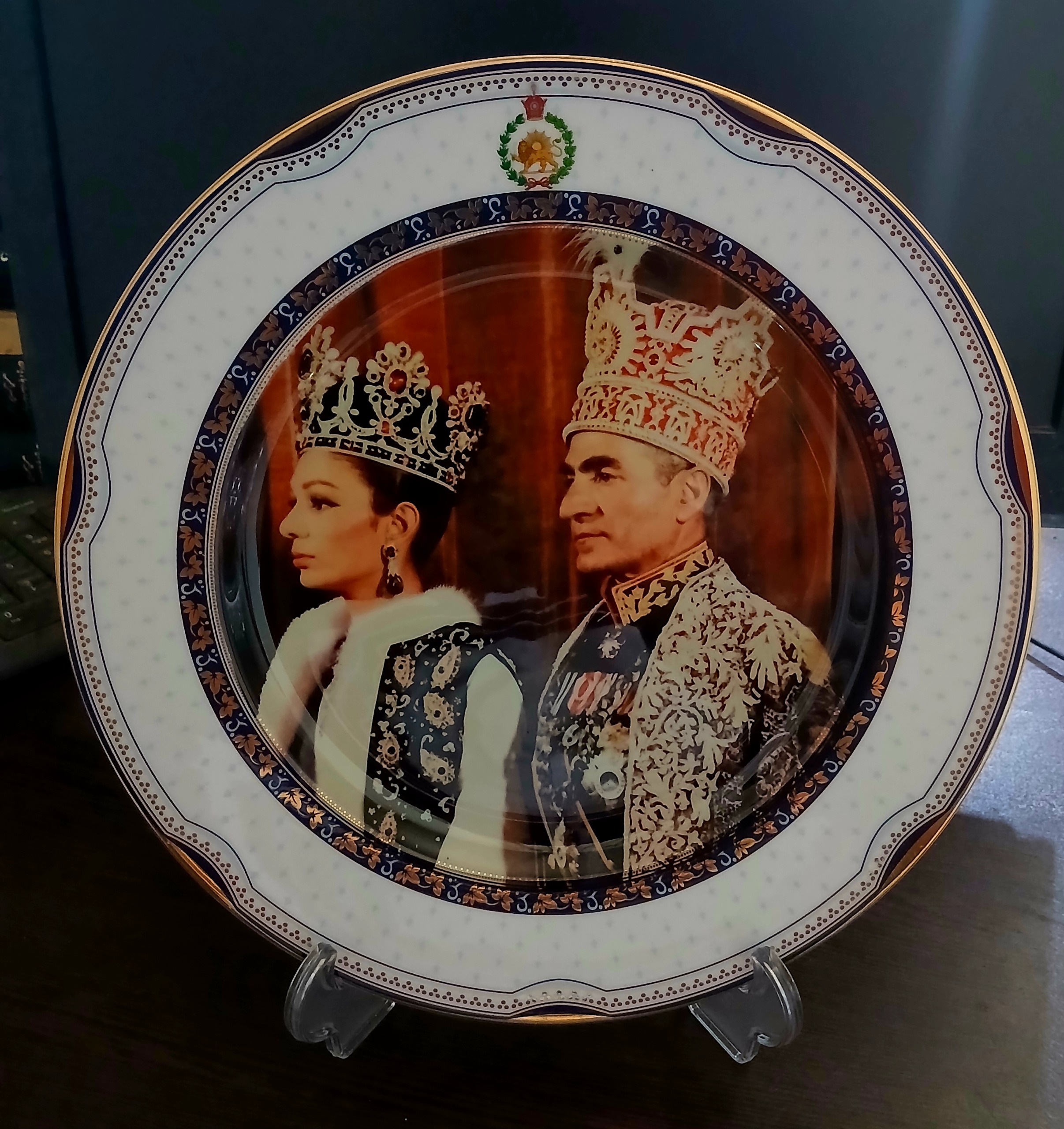 بشقاب یا دیوار کوب (تصویر تاجگذاری شاه و فرح)