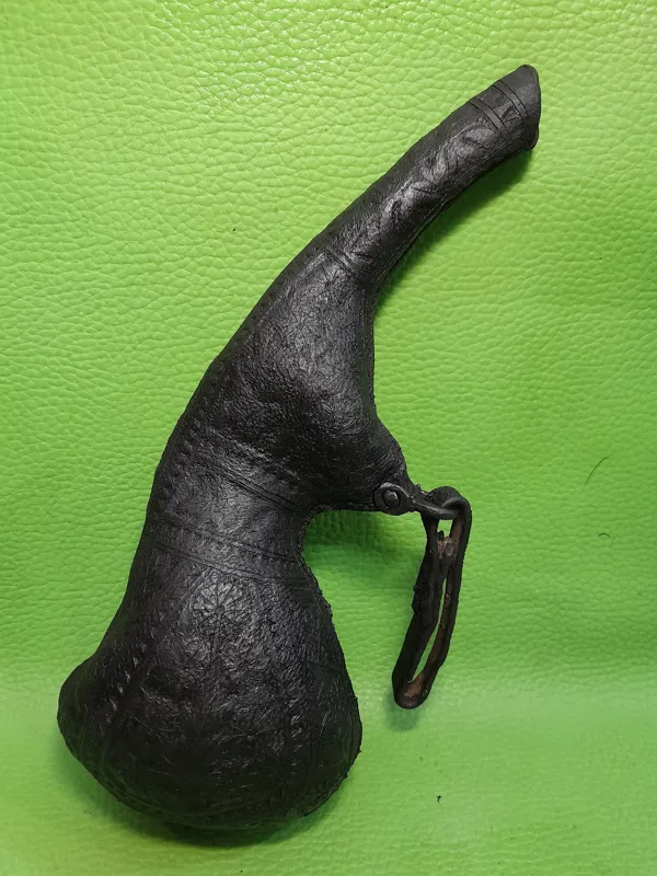 باروت دان چرمی قلم دار قاجاری کلکسیونی وکمیاب