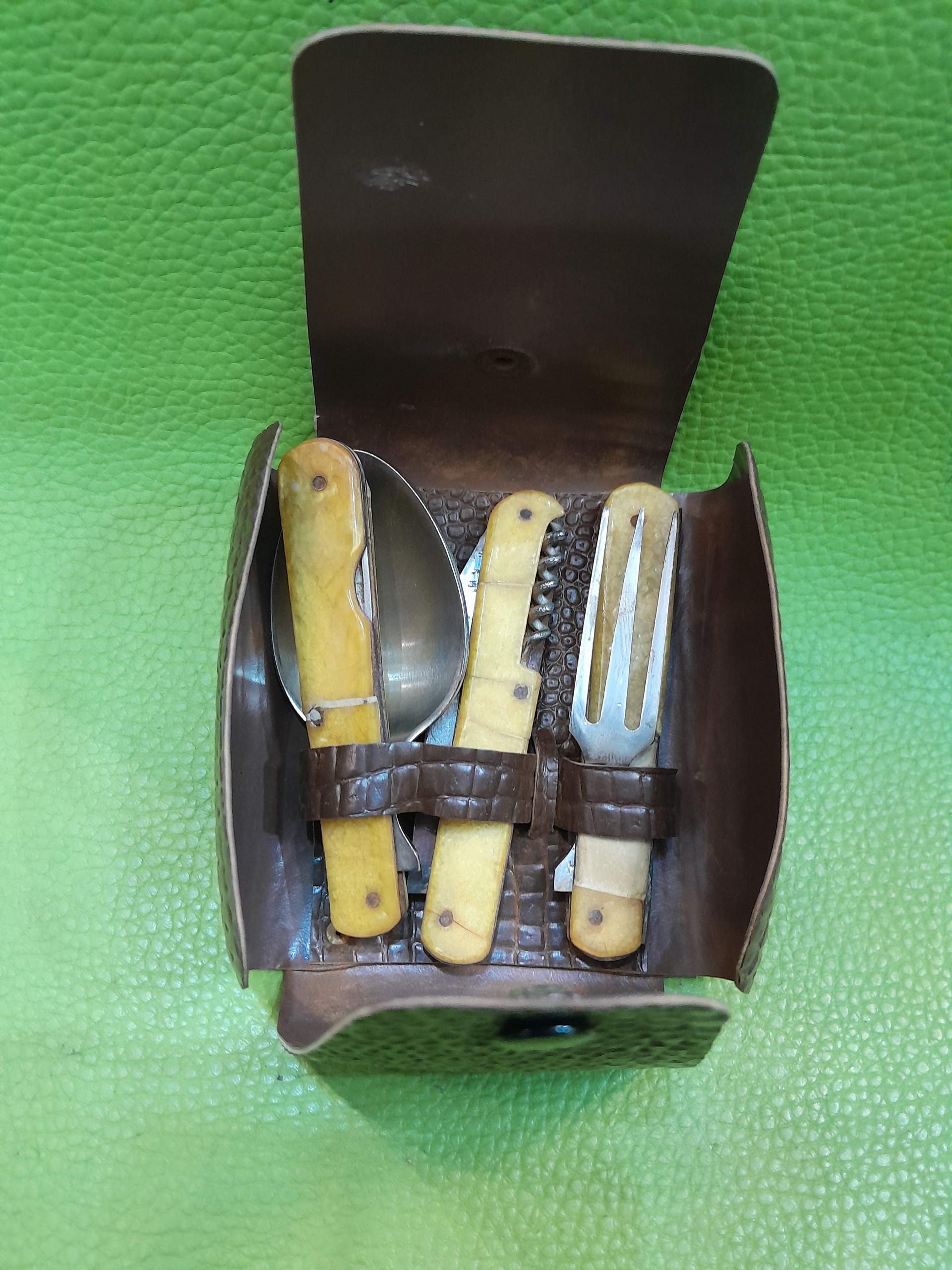 ست قاشق کارد چنگال برای سربازان جنگ جهانی دوم