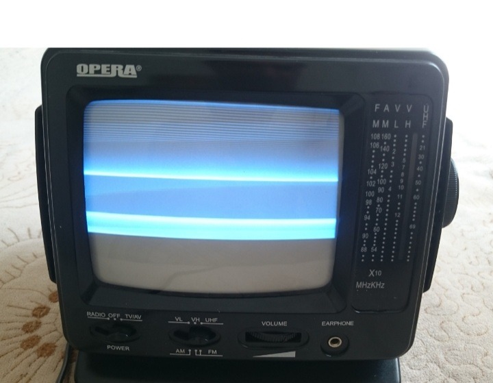 تلویزیون و رادیو 5.5 اینچی سیاه و سفید