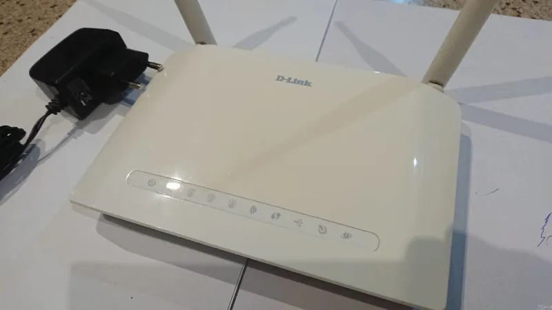 مودم وایرلس دی لینک چهار پورت با آداپتور
