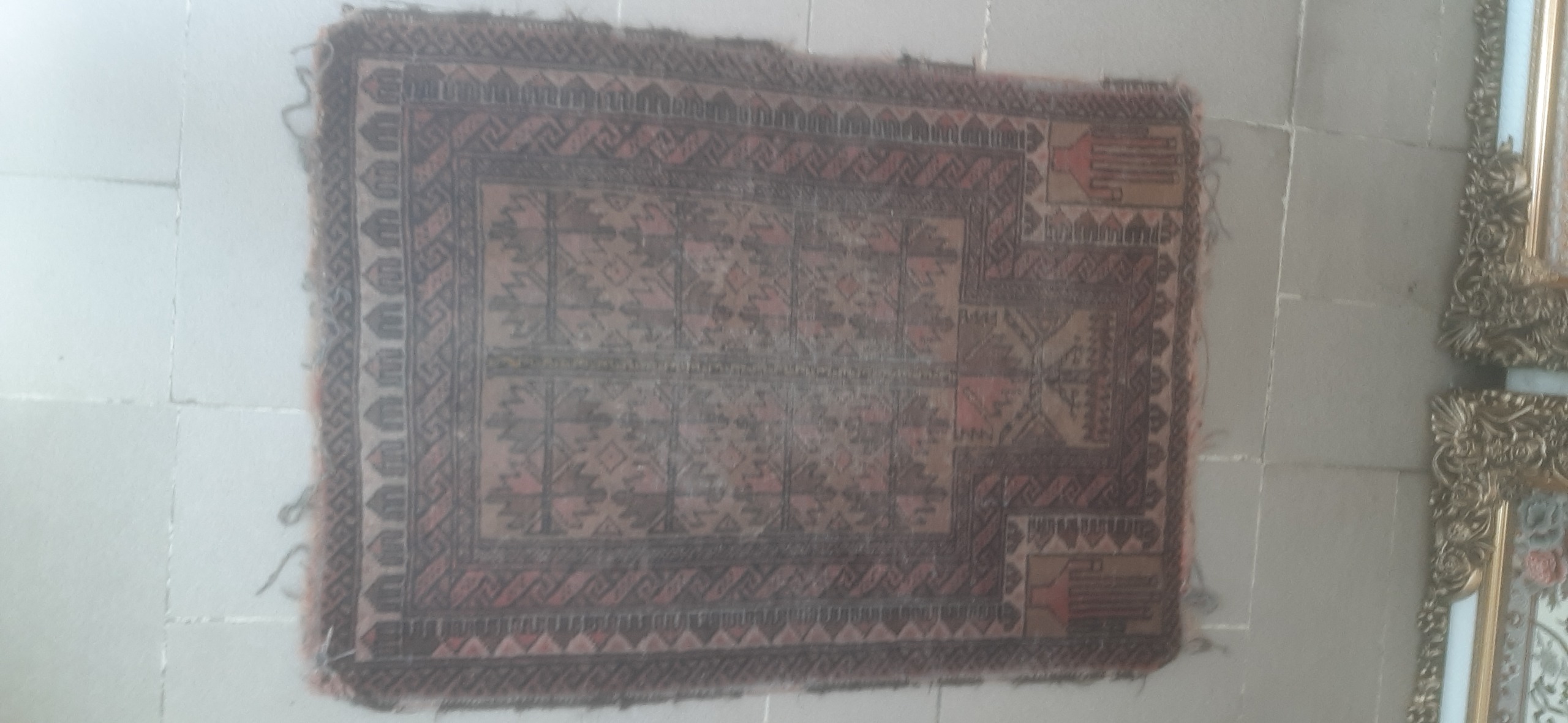 فرش بسیار کهنه