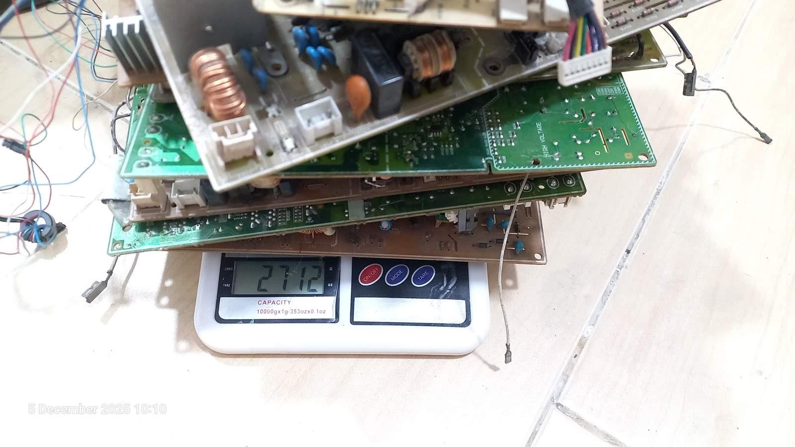 2.7 کیلوگرم انواع برد الکترونیکی معیوب جهت بازیافت