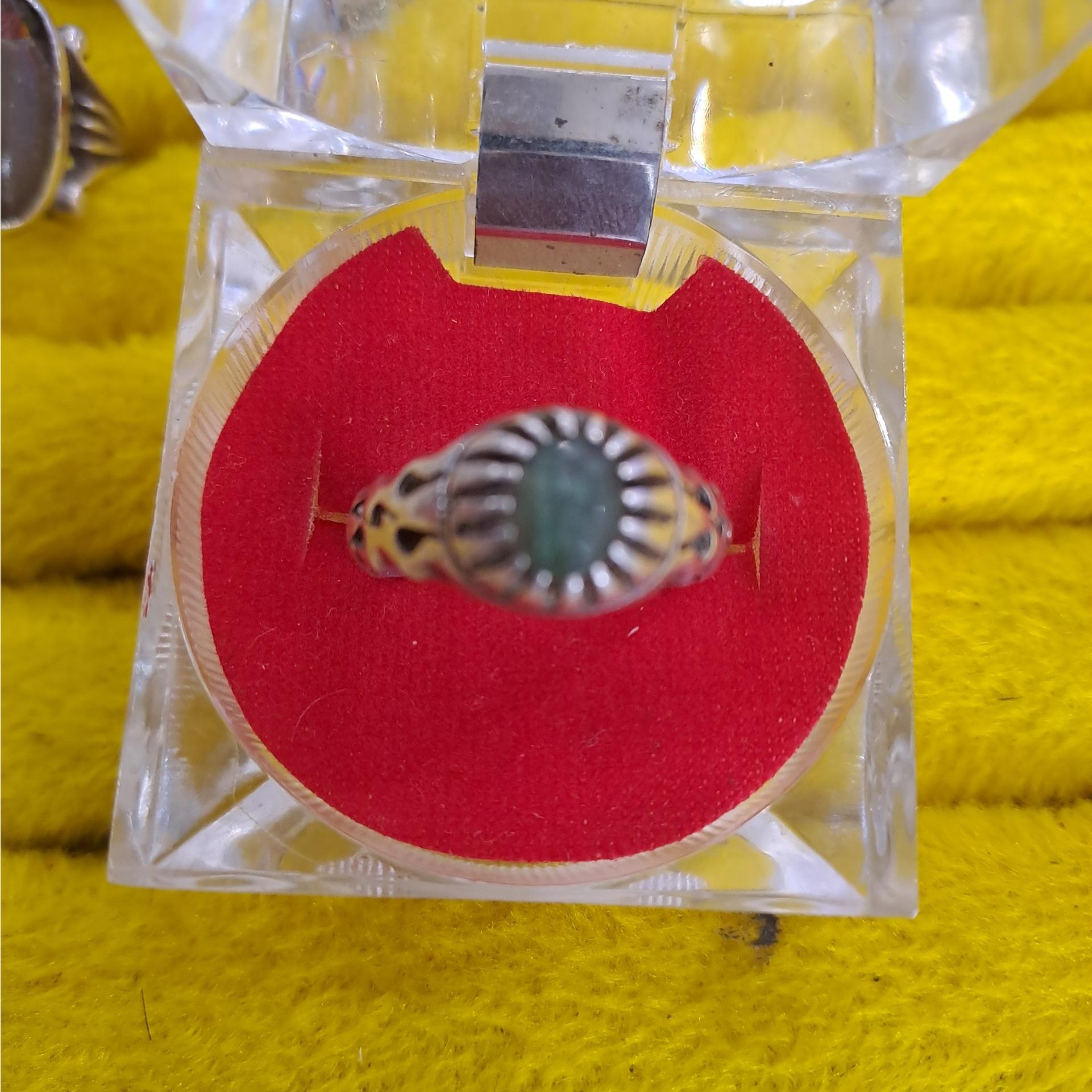 انگشتر زمرد ظریف رکاب دستساز