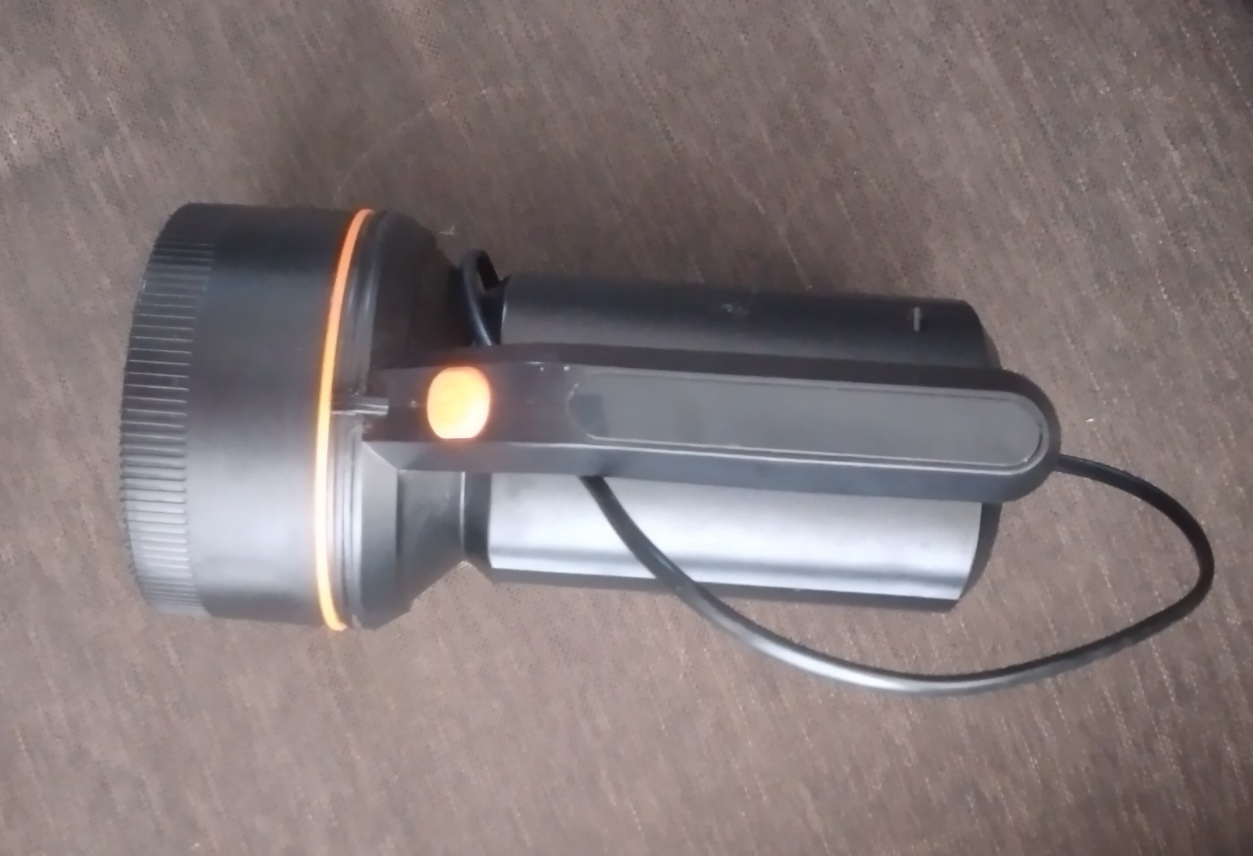 چراغ قوه مشکی سالم فقط باتری ضعیف میباشد