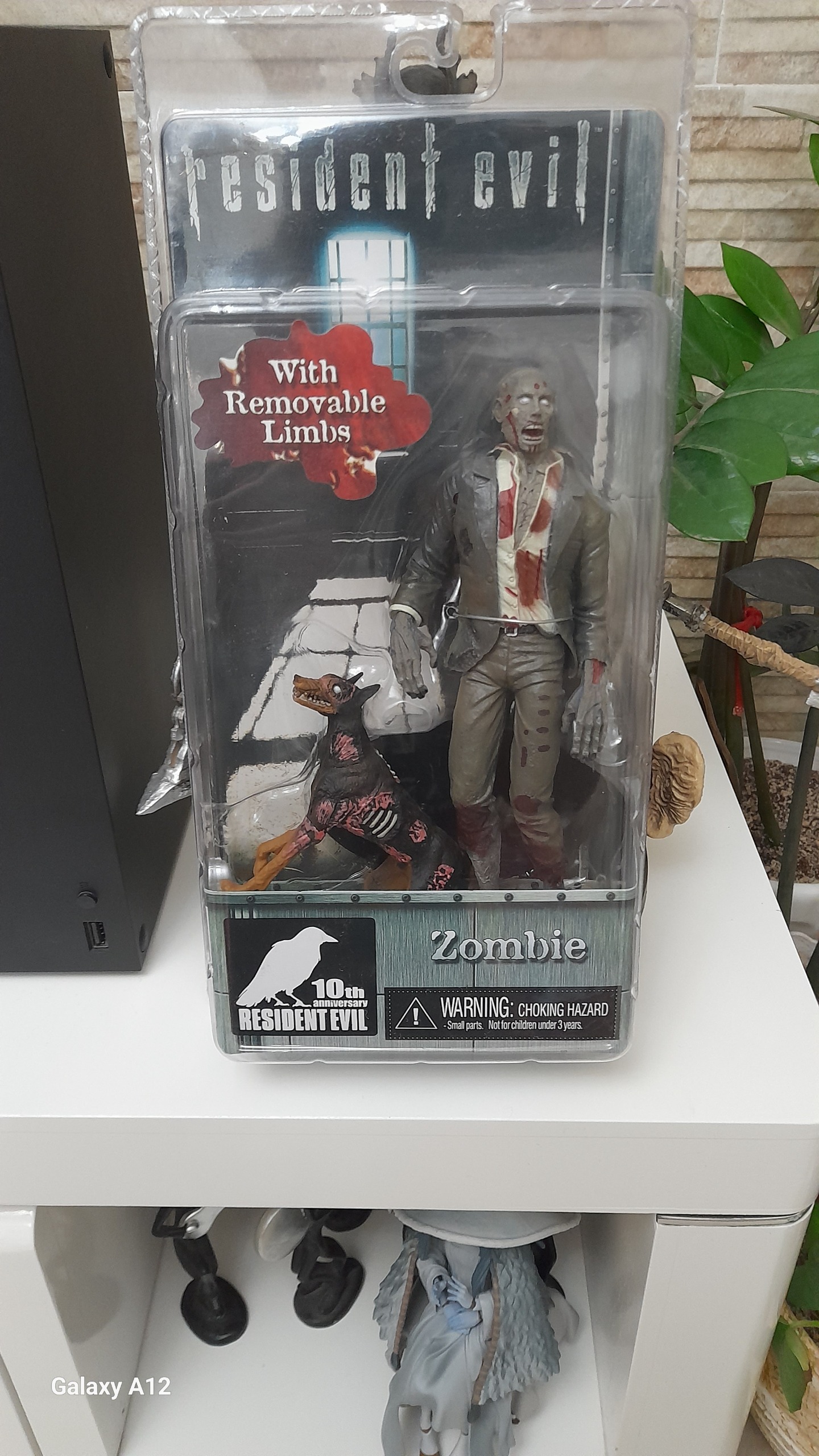 اکشن فیگور اورجینال resident evil zombie