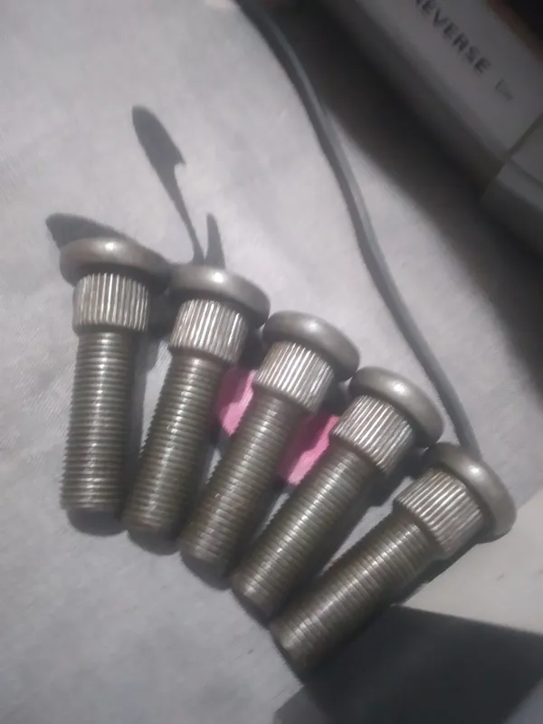 پیچ چرخ جیپ شهباز صحرا توسن