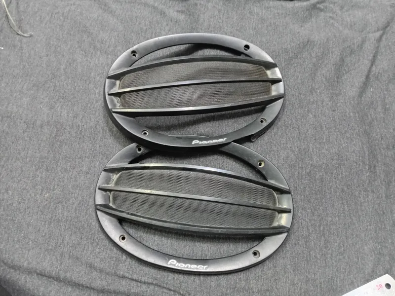 یک جفت قاب رو باند پایونیر قدیمی ظاهر کهنه