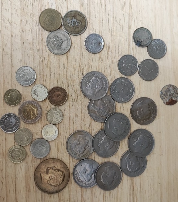 تعدادی سکه قدیمی باهم