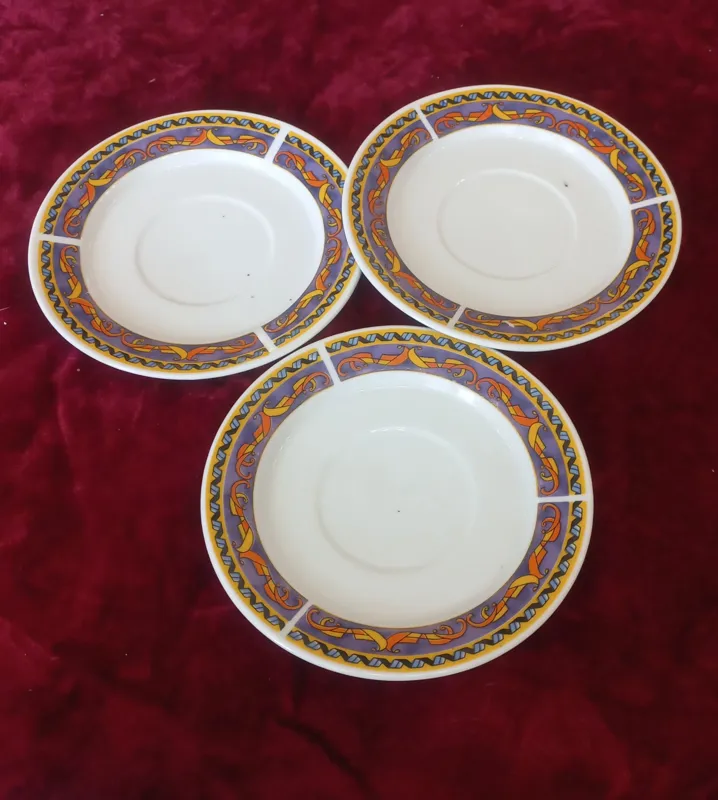 سه عدد نعلبکی