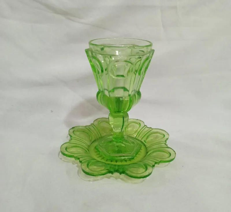 یک عدد لیوان با زیرش روسی