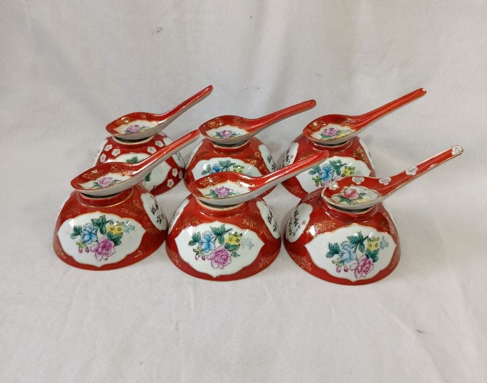 یکدست پیاله با قاشق قدیمی