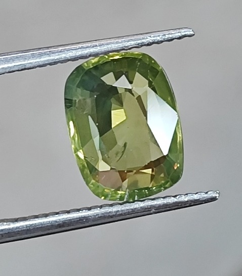 یاقوت سبز انهیت سریلانکا با شناسنامه