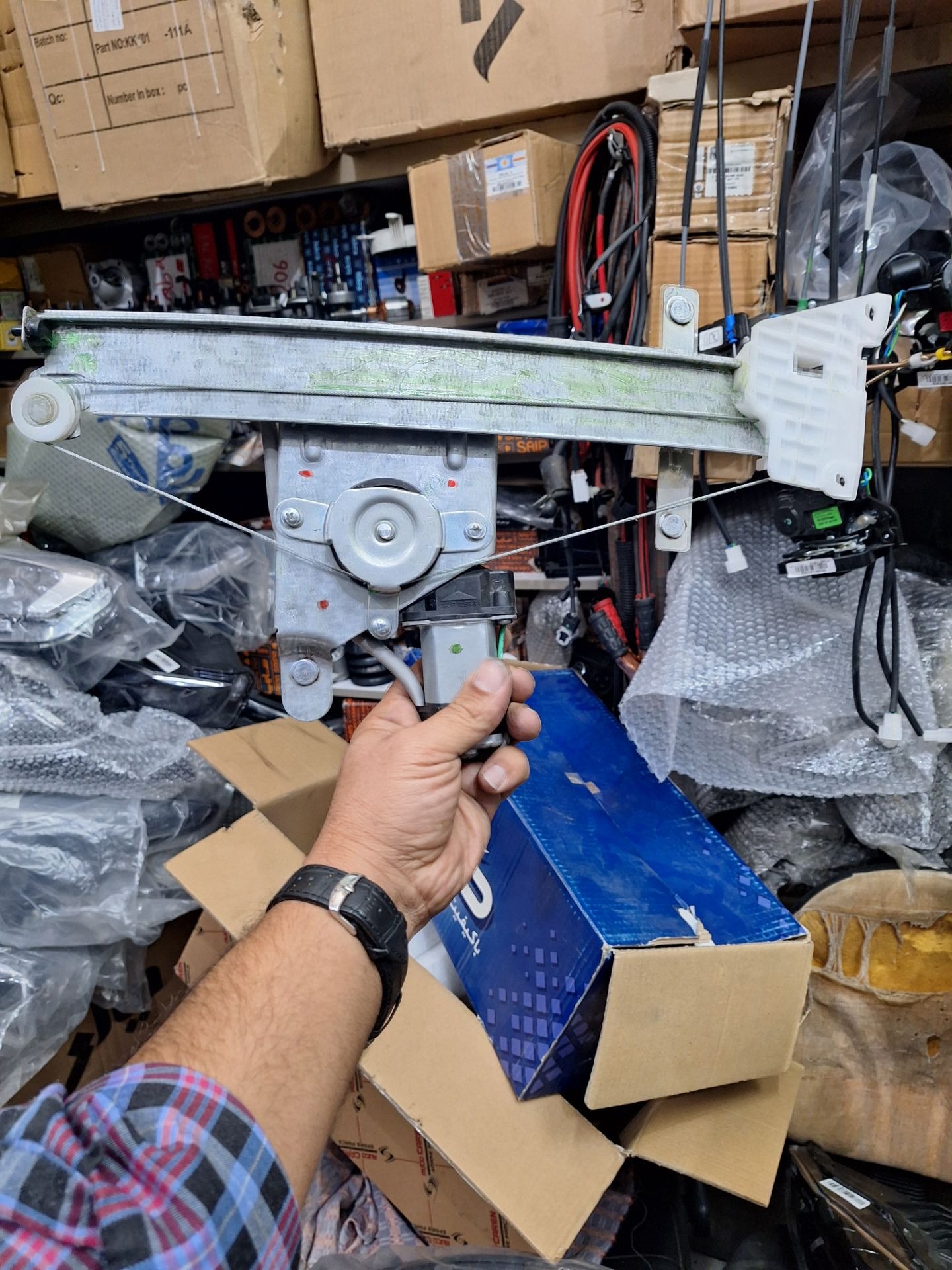 شیشه بالابر عقب شاهین اصلی سمت راننده