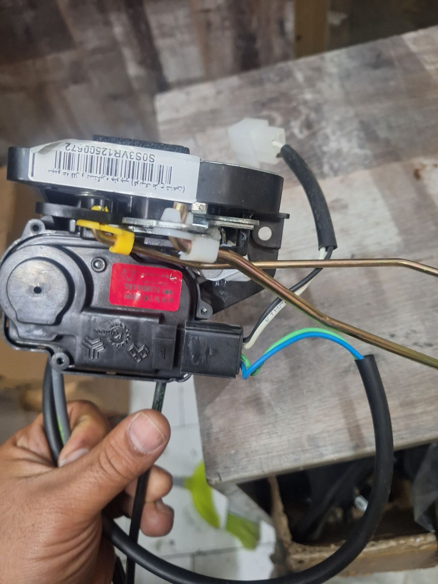 مجموعه قفل و دستگیره جلو چپ کوییک طرح شاهین