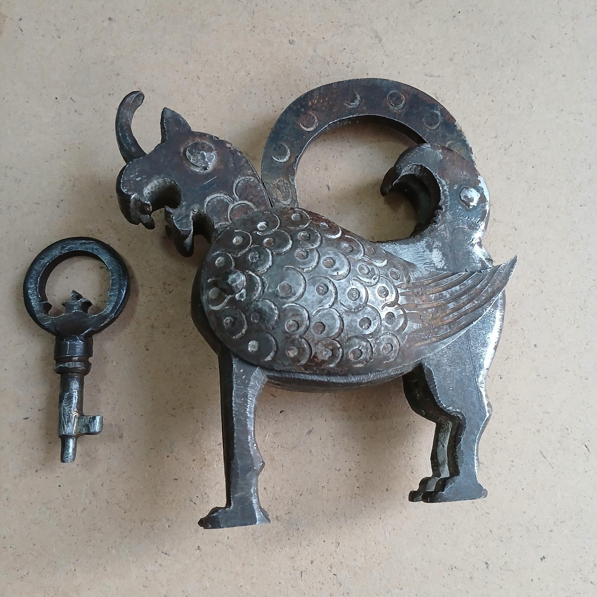 قفل دست ساز کهنه