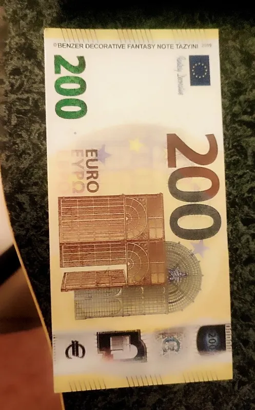 100 عدد ، باندرول اسکناس 200 یورویی کاملا مشابه