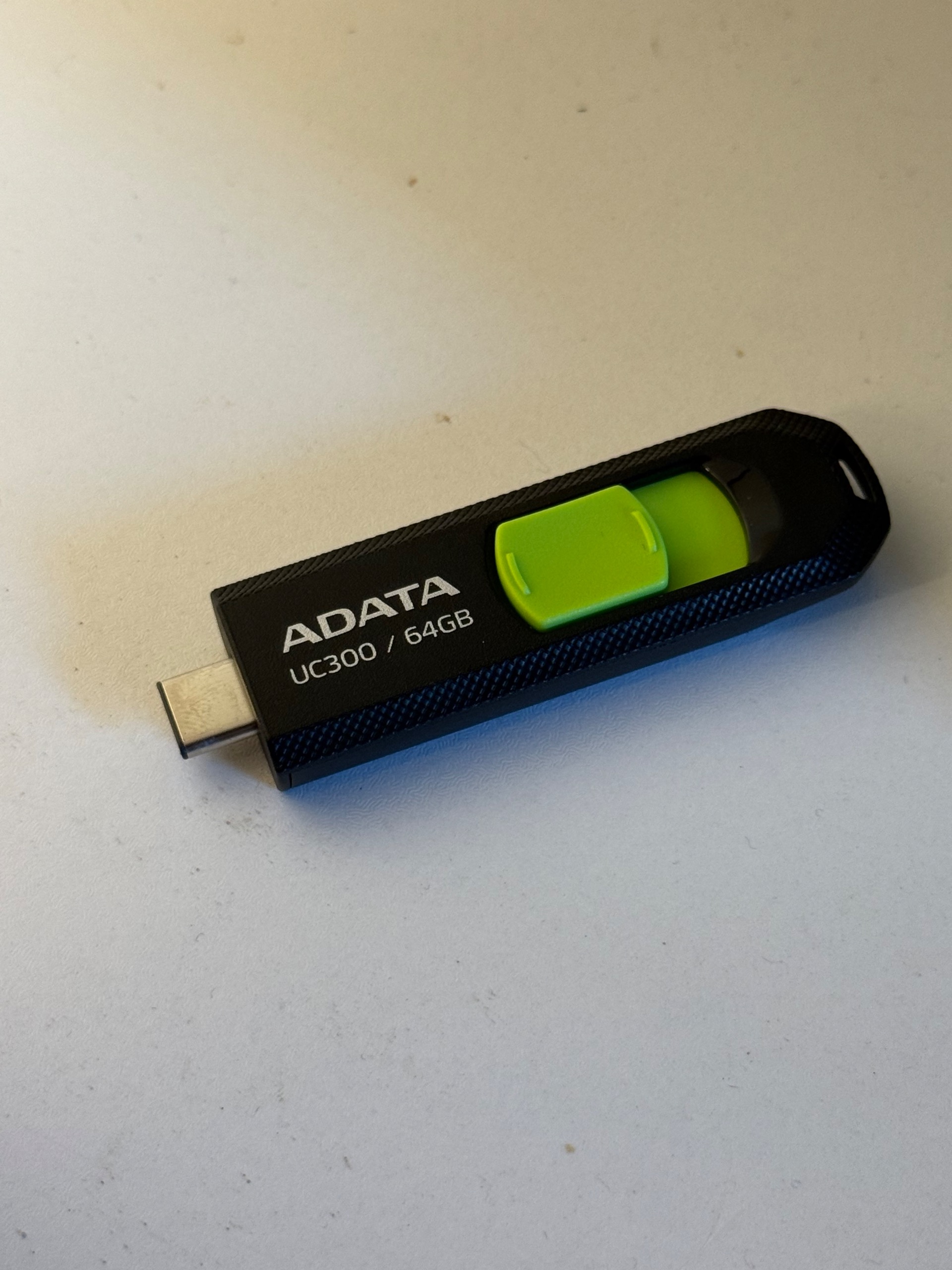 فلش ای دیتا UC300 USB 3.2 ظرفیت 64 گیگابایت