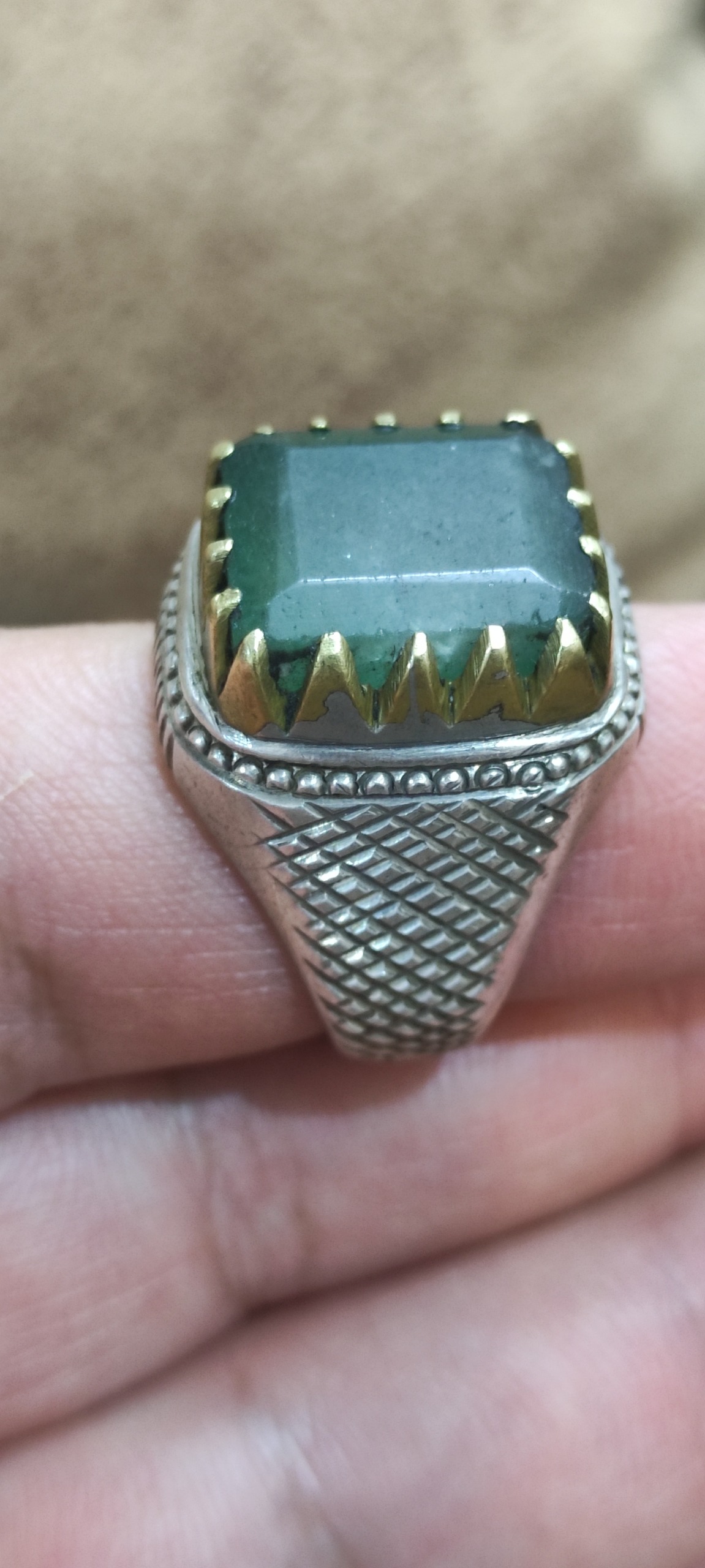 انگشتر زمرد تاج برنجی