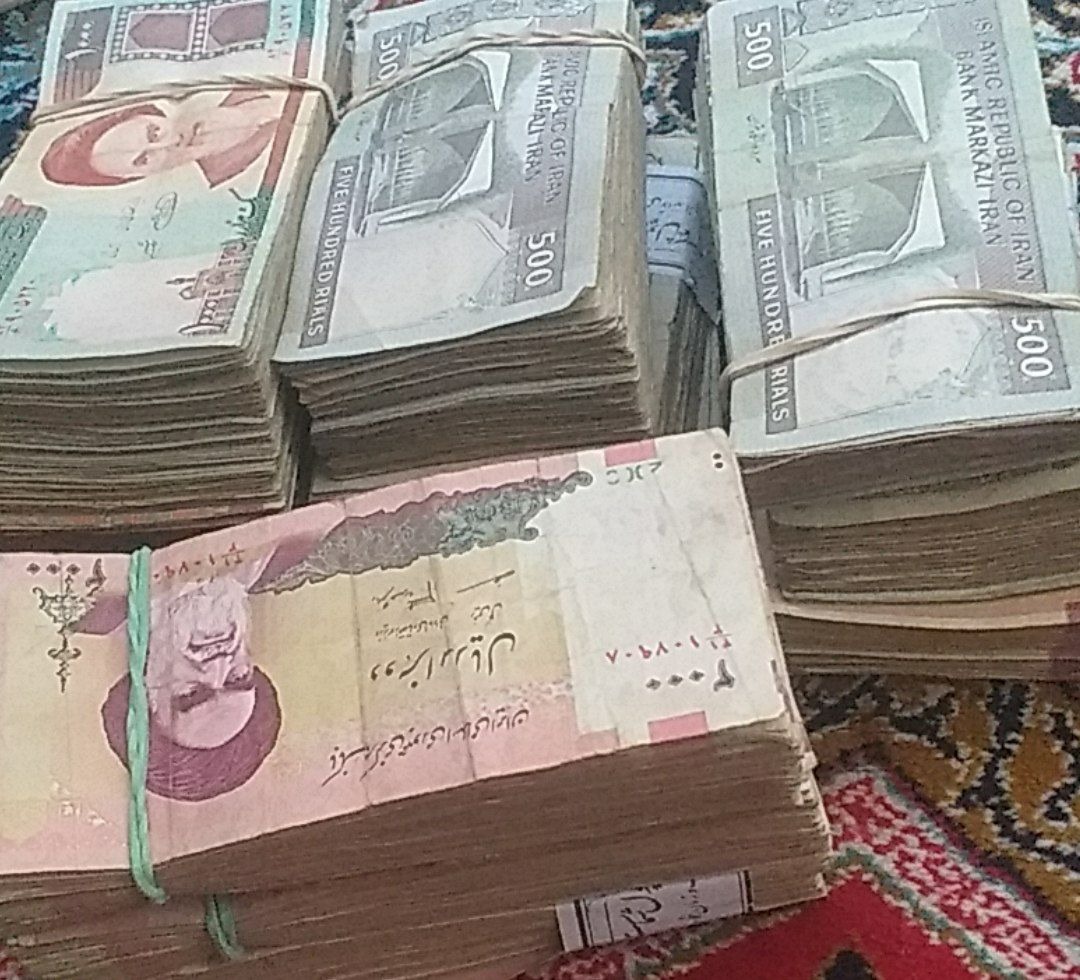 12 بسته اسکناس کارکرده جمهوری اسلامی