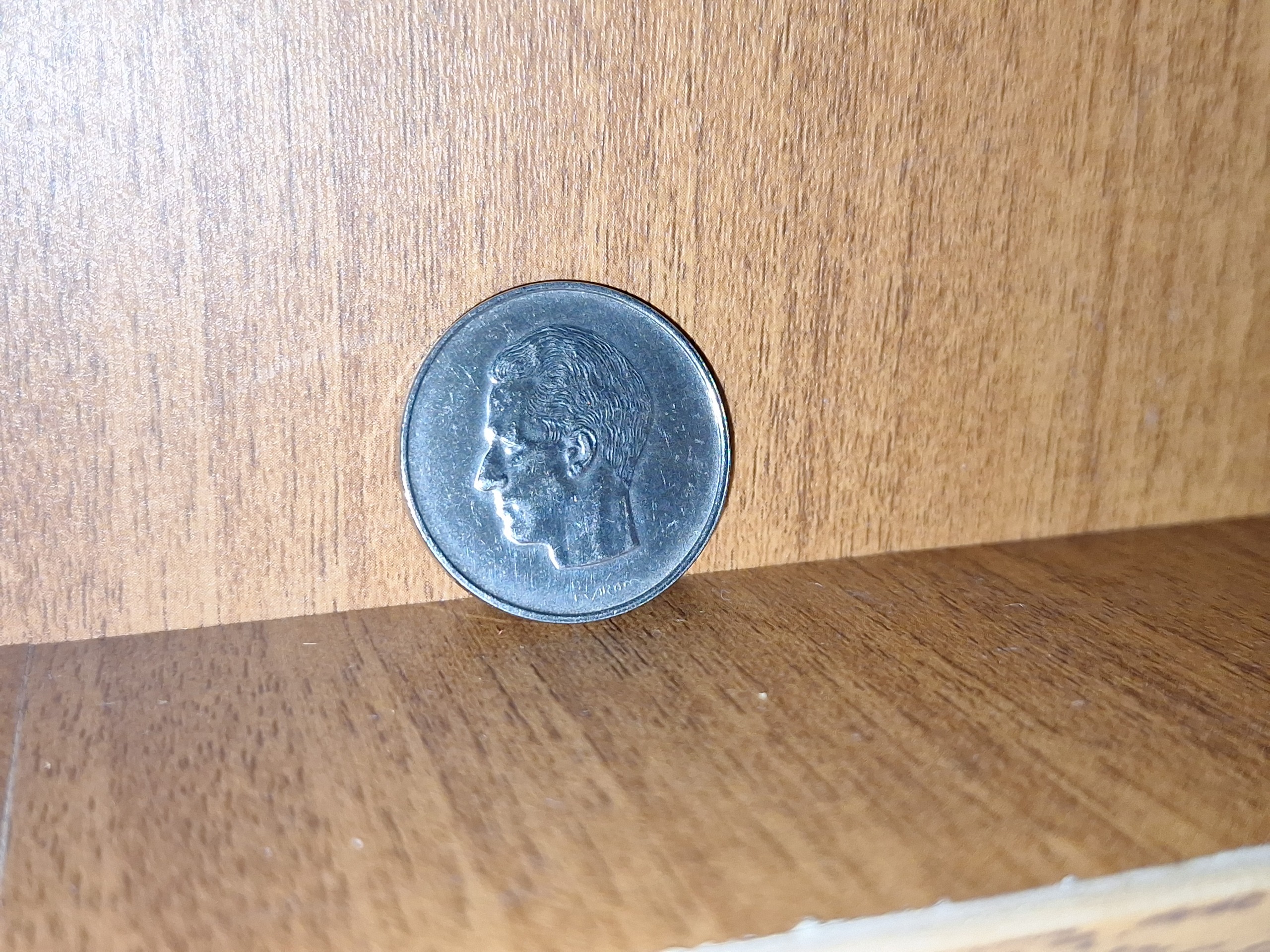 سکه لبنان طبق تصویر