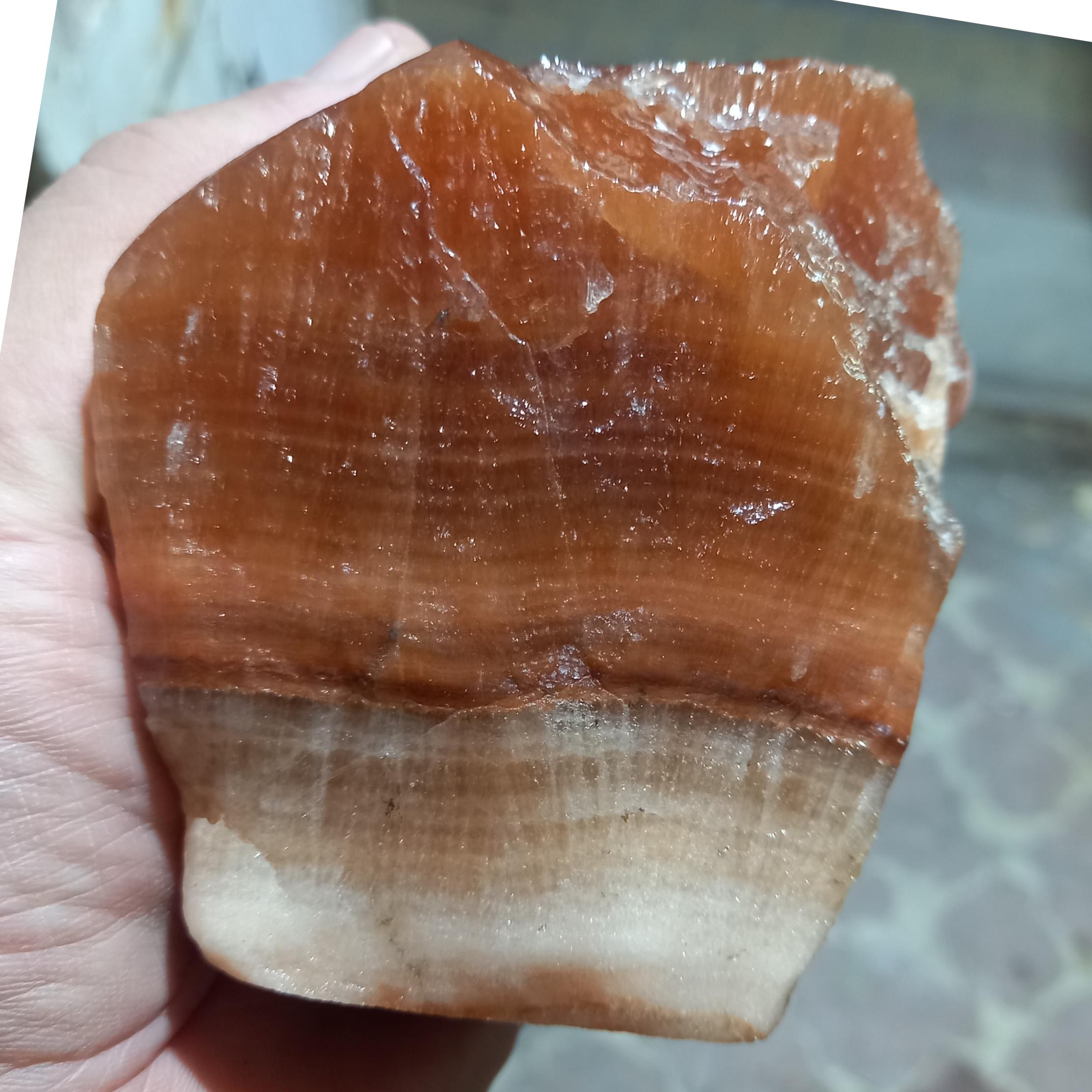 آرگوانیت با جلای روغنی خودش