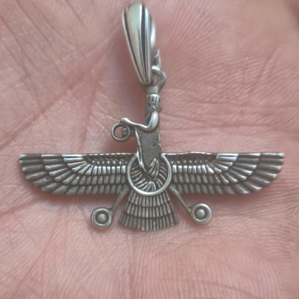 آویز فروهر نقره در اندازه بسیار مناسب