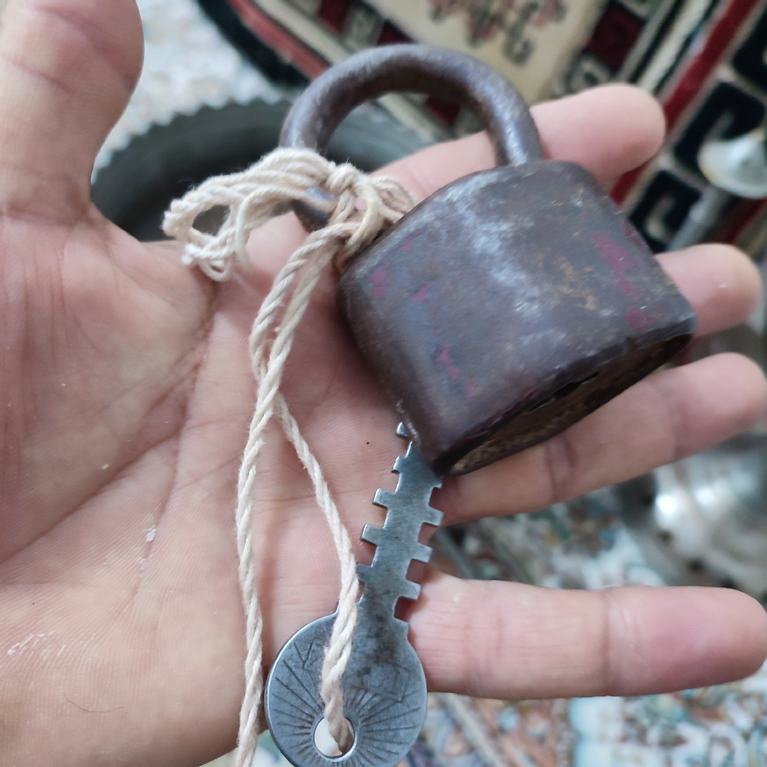 قفل و کلید قدیمی سالم